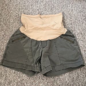 Green size medium maternity shorts